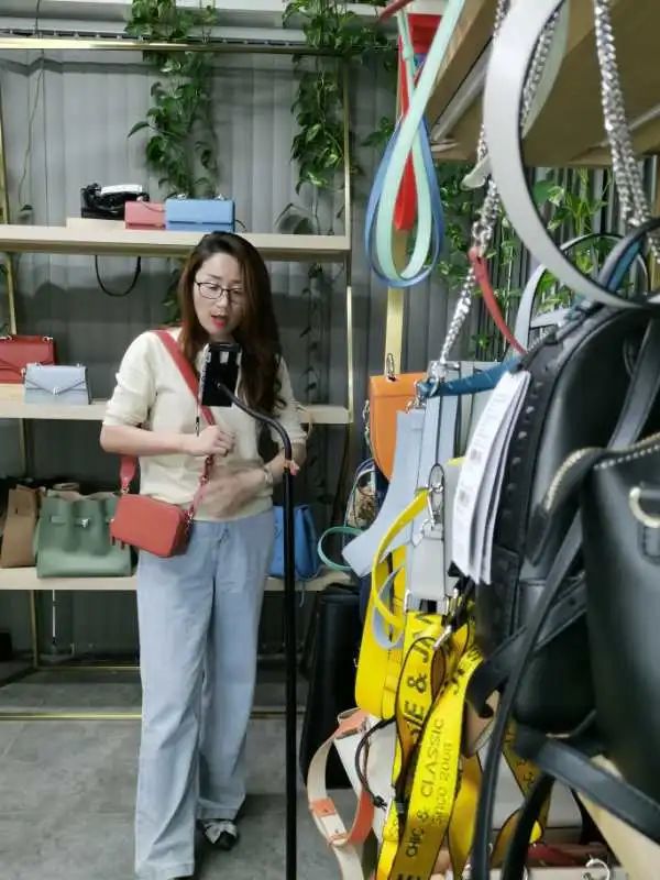 长宁这家运营ELLE品牌箱包的商贸公司,走出转型之路!