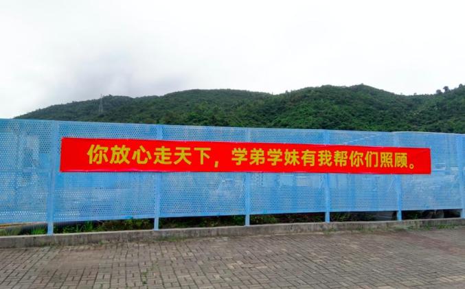 没有毕业照毕业生泪奔离校还有这些感人横幅