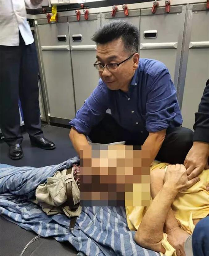 注射器为老人进行膀胱穿刺但老人膀胱收缩无力即使两位医生用外力挤压