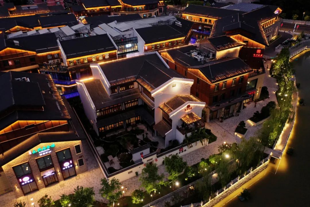 展示长兴文化底蕴的文创产品紫砂壶,紫笋茶,太湖石等并有茶道,紫砂