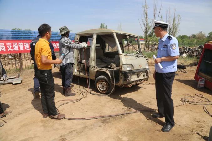 伴隨著工程機械的轟鳴聲,一輛輛報廢車被壓扁成了鐵餅,兩臺工程車加大