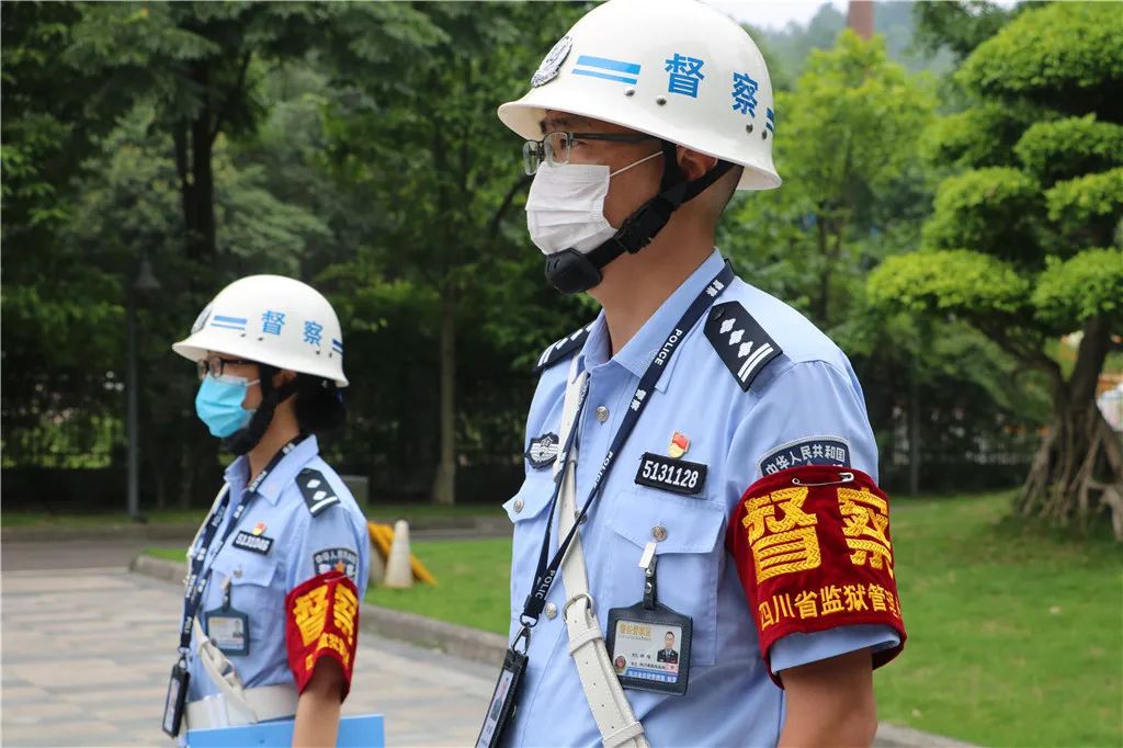 作为一名光荣的白帽子警中警督察君,他的心里始终装着天平,眼里住着