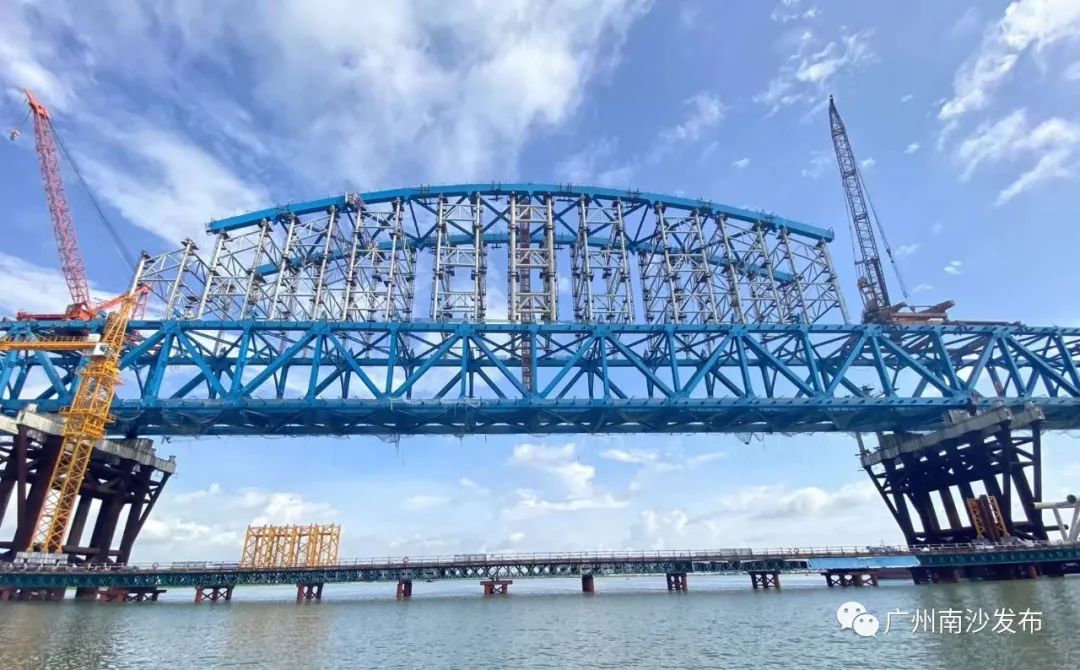 南沙港铁路洪奇沥水道特大桥钢桁梁柔性拱气势如虹