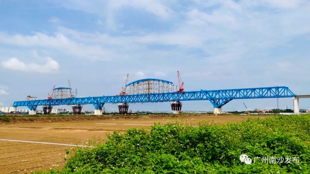 南沙港铁路洪奇沥水道特大桥钢桁梁柔性拱气势如虹