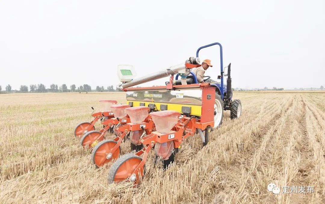 农业机械化让农民"种地一身轻" ——我市2020年玉米全程机械化现场