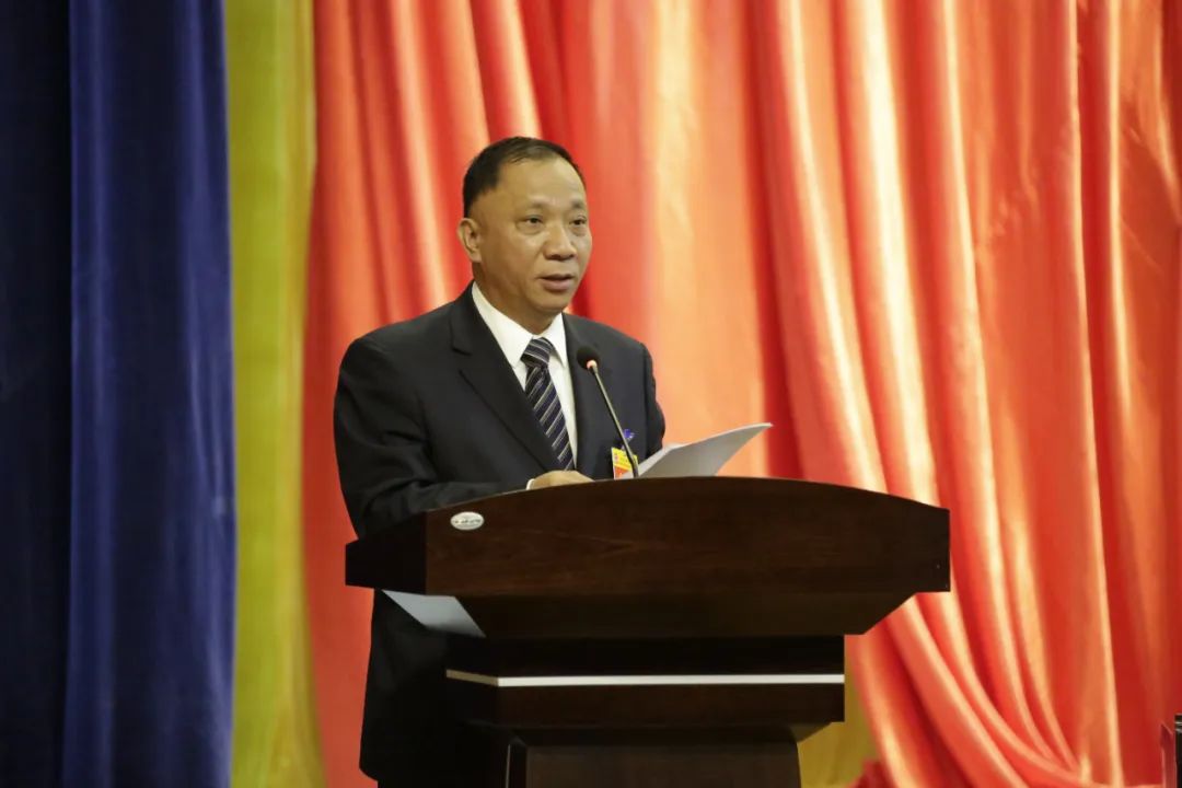 何敏在闭幕会上讲话