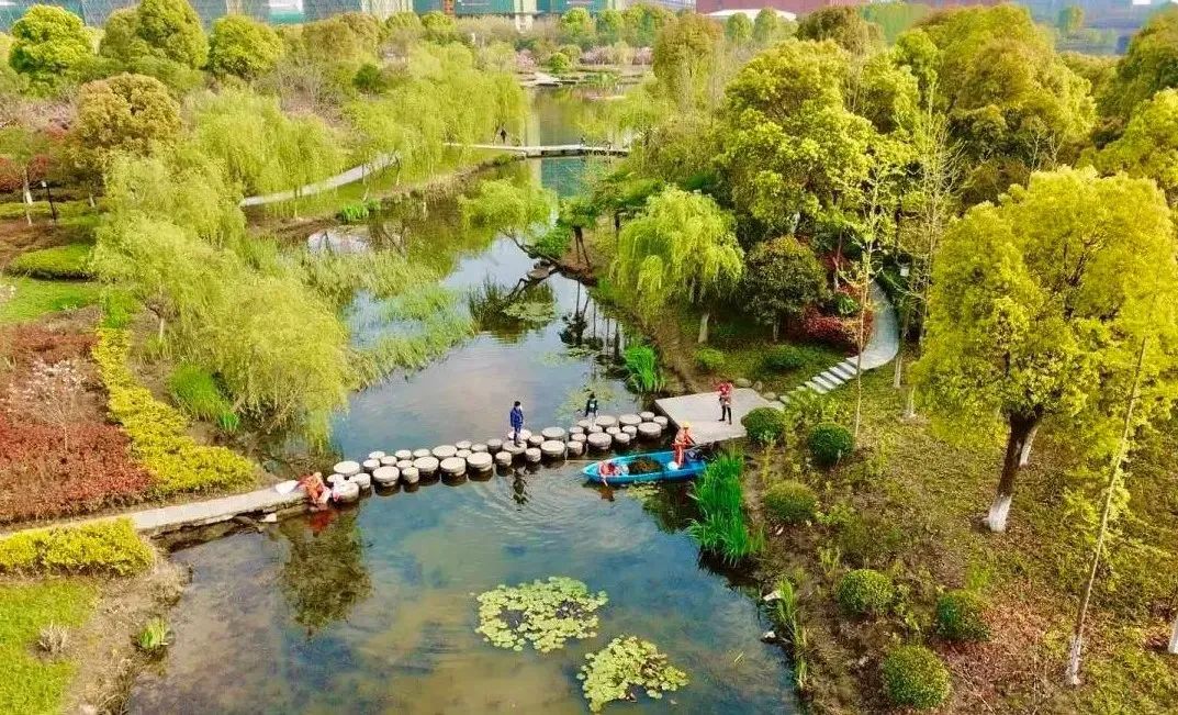 东沙湖畔,钱江直河公园风景如画东湖调蓄湖工程整个项目都体现着海绵