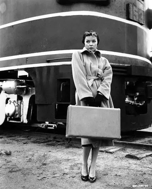 次年,格雷厄姆就凭借同样抢眼的表现在一部黑色电影《双雄斗志》里以