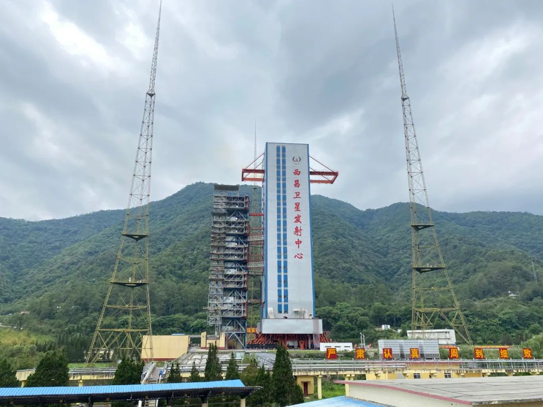 沿途广告牌上醒目的写着:北斗母港,航天城西昌欢迎您,西昌人民向抗疫