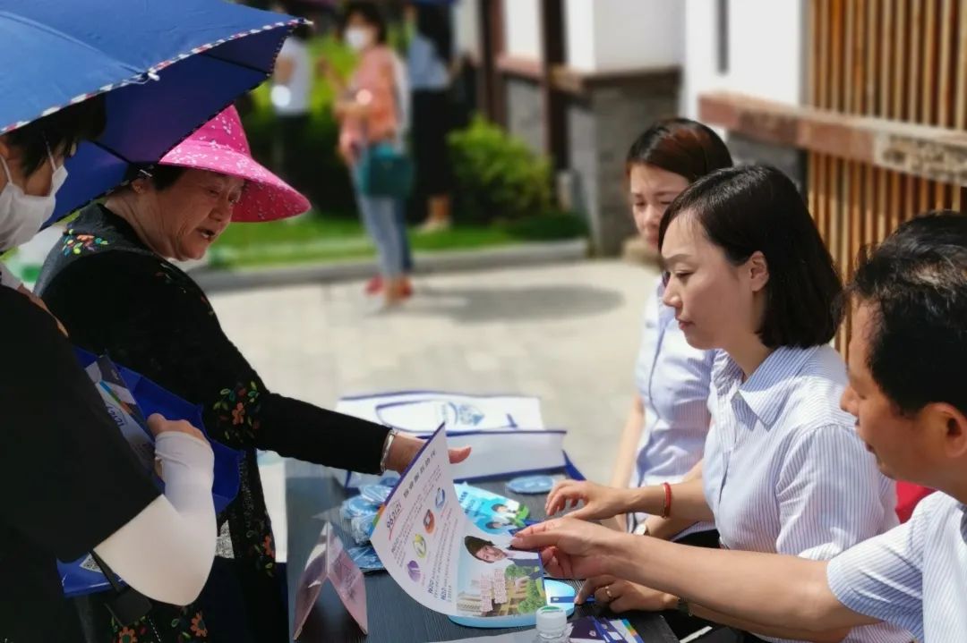 区物业中心开展垃圾分类政策宣传