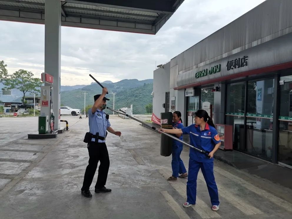 綦江警方联合辖区加油站开展反恐演练