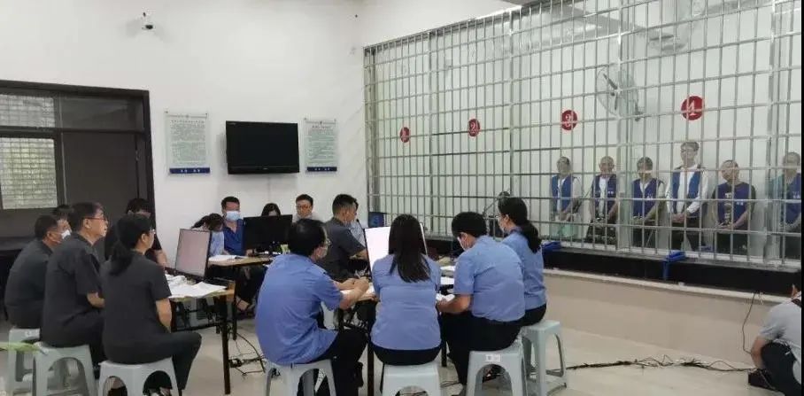现场法庭开进看守所速看