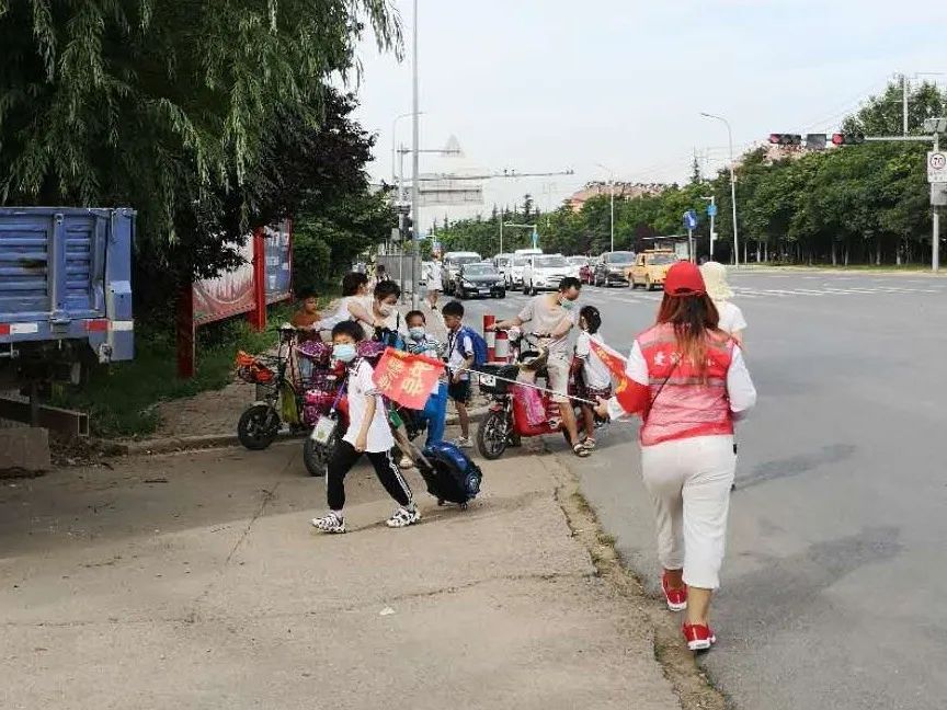 華陰小學愛心家長護學崗用愛撐起一片天