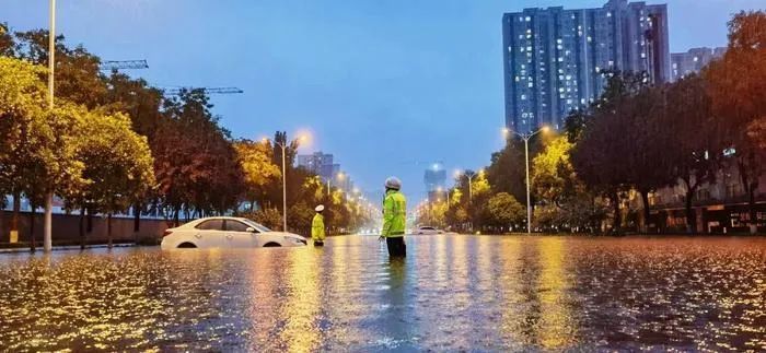 西安交警集体变身 西安"浇"警 大雨中他们在积水里 坚守岗位指挥交通