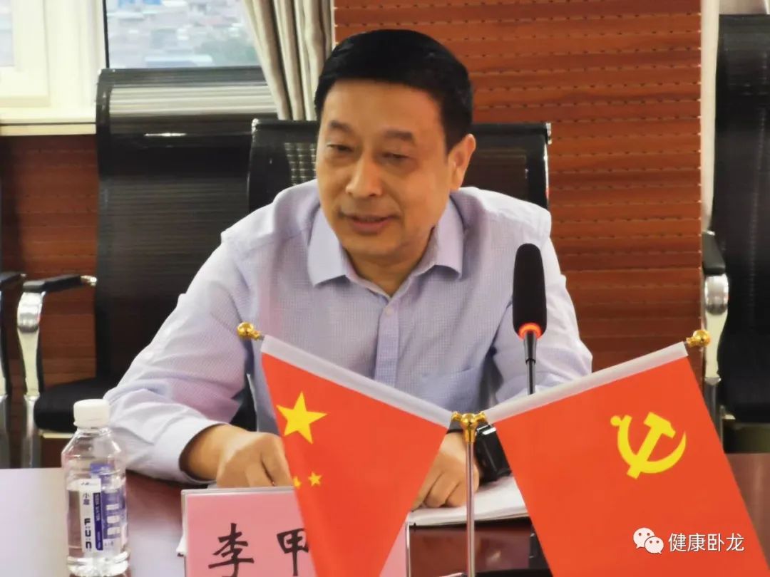 李甲坤指出,卧龙区要全面落实上级关于疫情防控的决策部署,坚持"外防