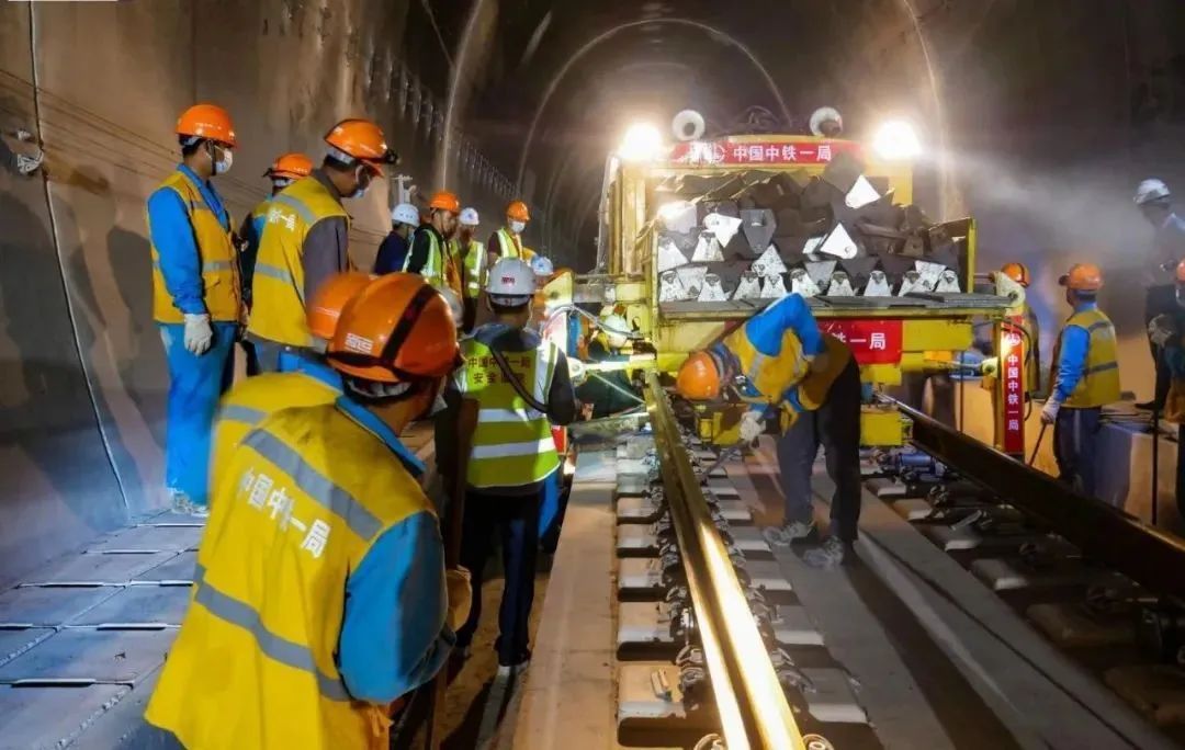 攻坚冲刺!大临铁路开始铺轨