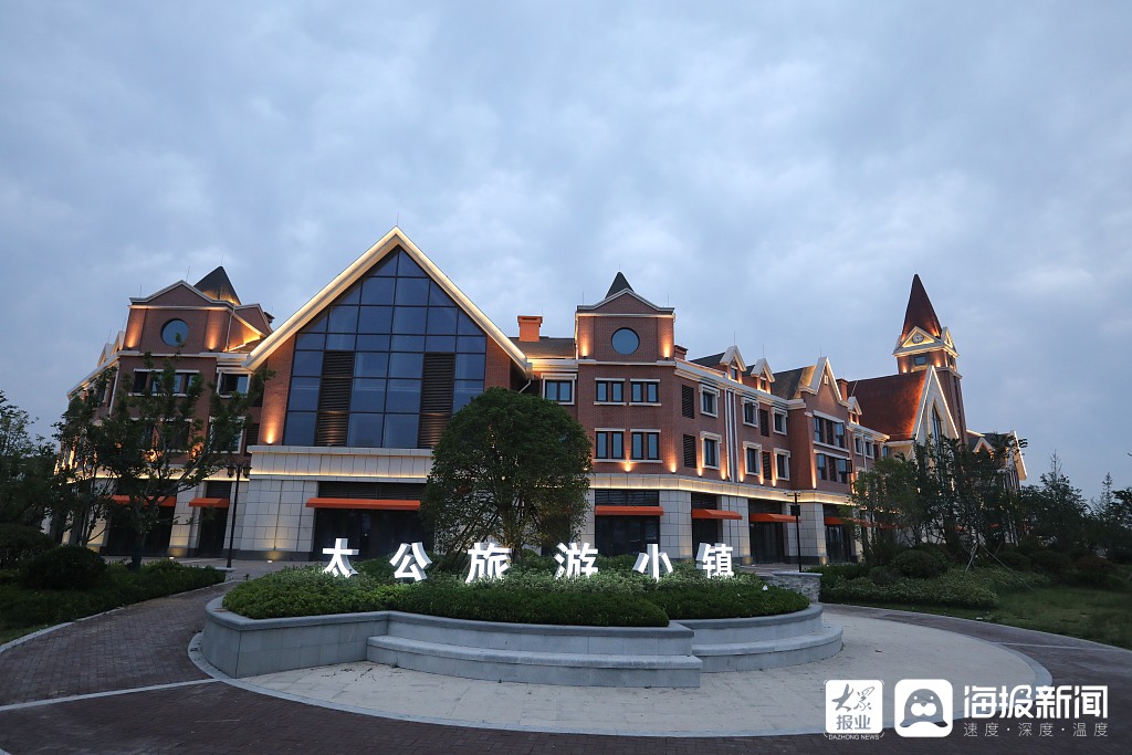 航拍日照旅游小镇宛如童话城堡
