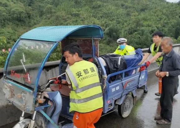 一线微观拾荒老人骑三轮误上高速，福州高速交警及时处置澎湃号·政务澎湃新闻 The Paper 9475