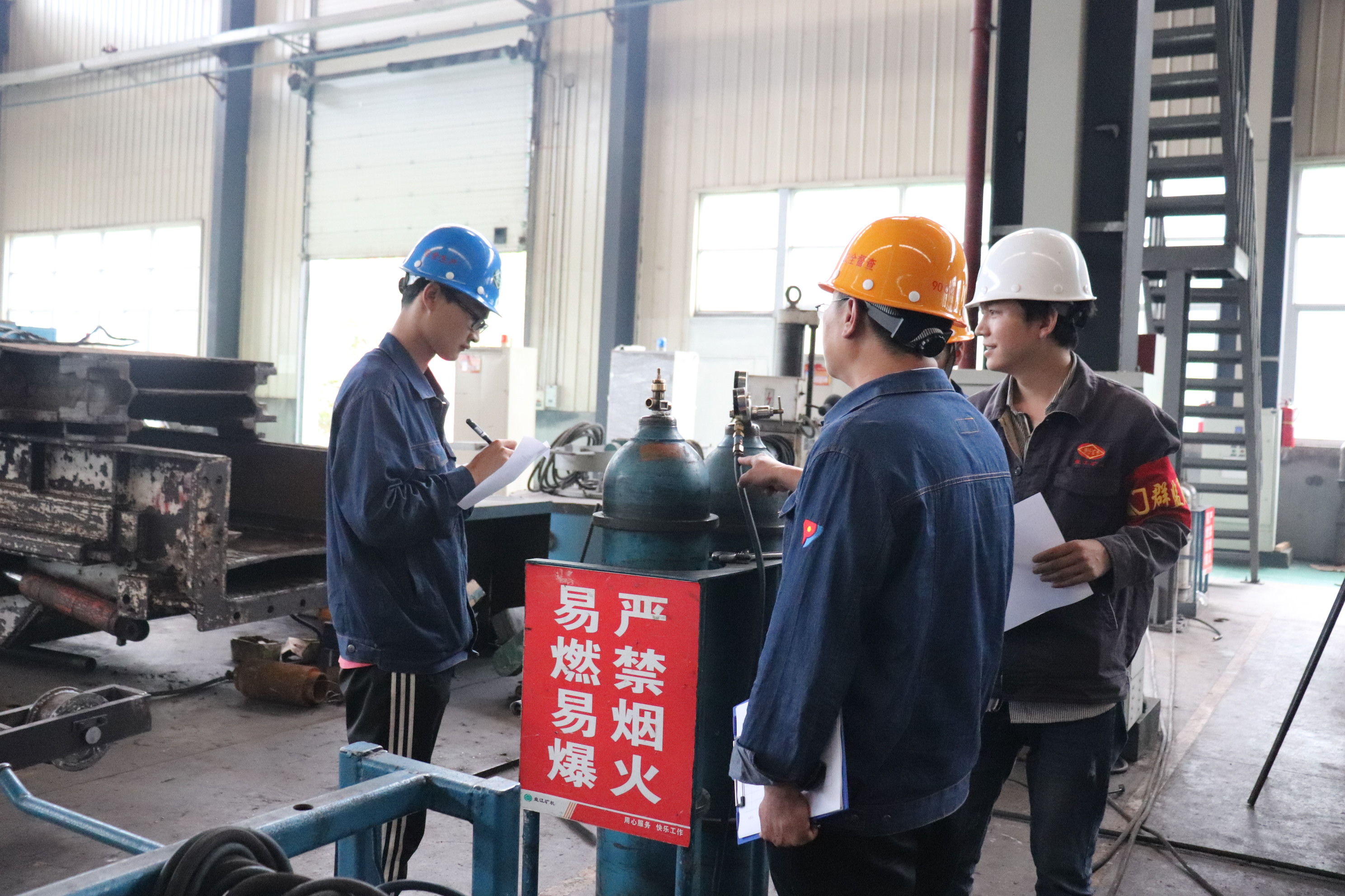 盘江矿机公司:群监员,青安岗员对生产车间进行安全隐患检查_媒体_澎湃