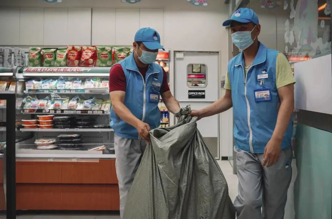 蓝鲸员工在便利店收取可回收物除了及时周到的服务,全家便利店还收获