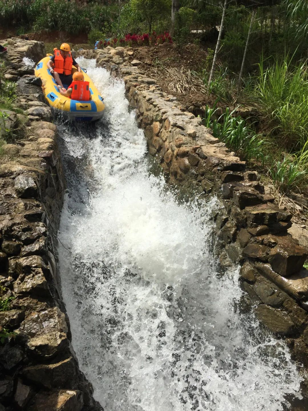 不夏天!丫山漂流等你一起来湿身尖叫!