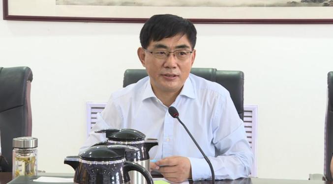 市委常委,常务副市长白振海主持会议.