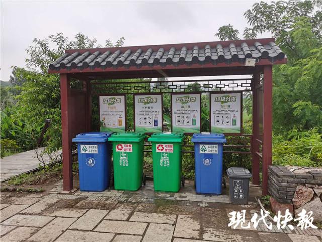 桦墅村的垃圾分类收集点