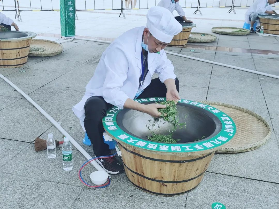 参赛选手正在翻炒茶叶.工作人员对成品茶叶登记,标注编号.