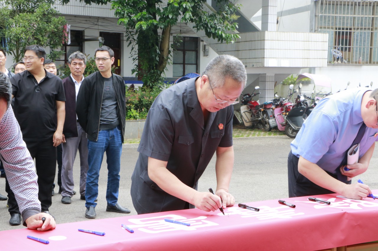 盘州市人民法院李春勇专委到大山镇参加禁毒宣传活动