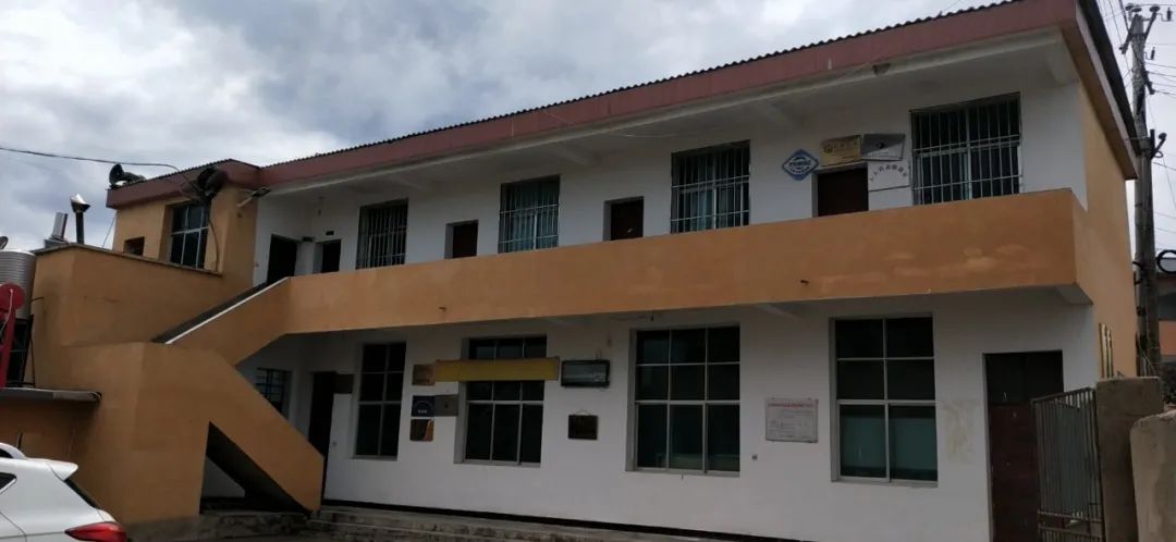 会村庄人居环境整治垃圾池建设工程绿春一中明亮宽敞的云计算机教室