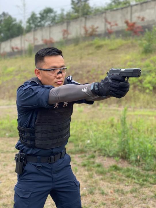 而勇夺第一名的这位警察中靶率最高拔枪开枪速度最快以没错,"枪王"