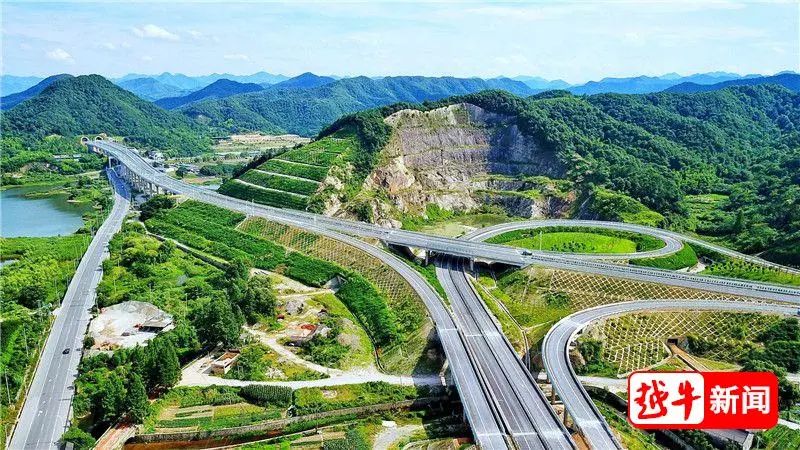 据了解,先行通车段起自鉴湖街道大窑山附近,与绍诸高速公路连接,经