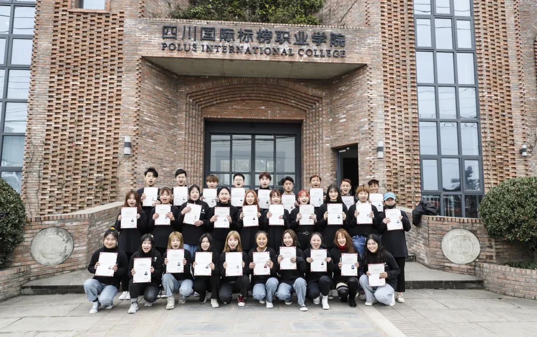 四川标榜国际职业学院,有20名来自西部贫困家庭的女孩顺利完成了美发