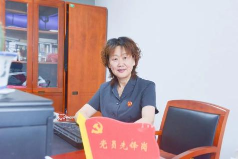 李莉同志自1990年7月从安徽大学法律系法学专业毕业后分配到法院工作