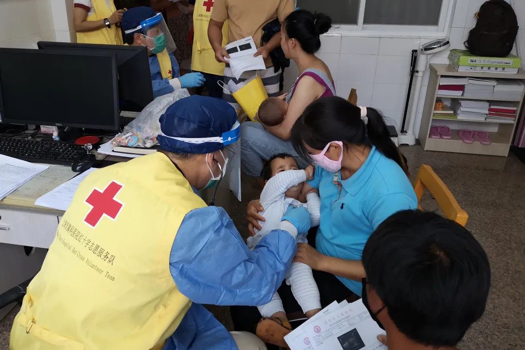 心外科小儿心外亚专科主任王晓舟 正在为患儿进行检查