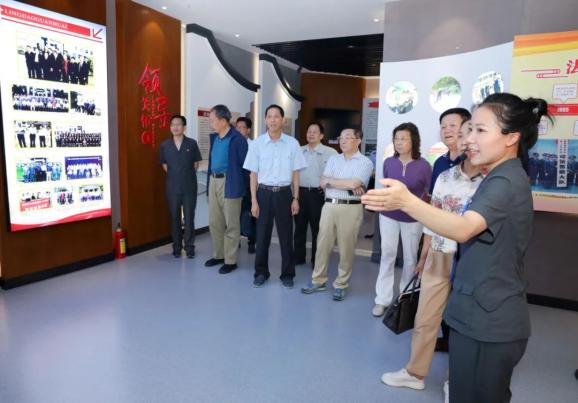 6月18日下午,张家界市关工委执行主任陈美林带队到市中级人民法院