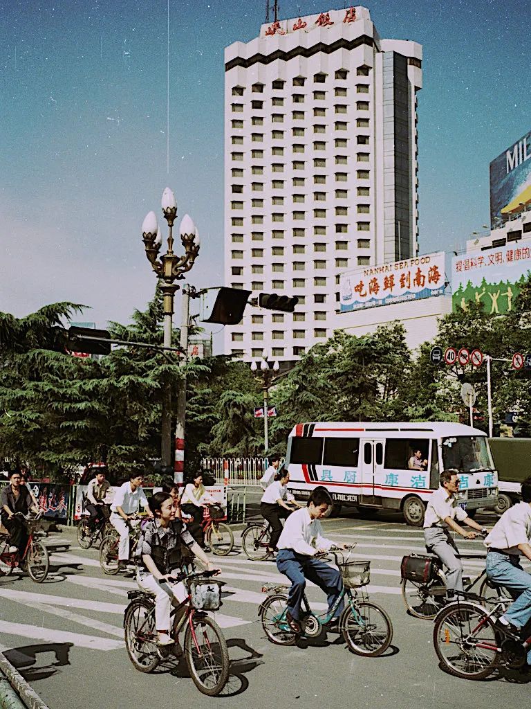 照片坐标明确四川物资大楼是许多市民们的记忆不远处的老成都电车现在