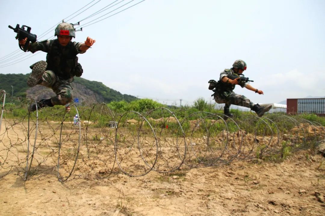 跨越障碍,快速出击.