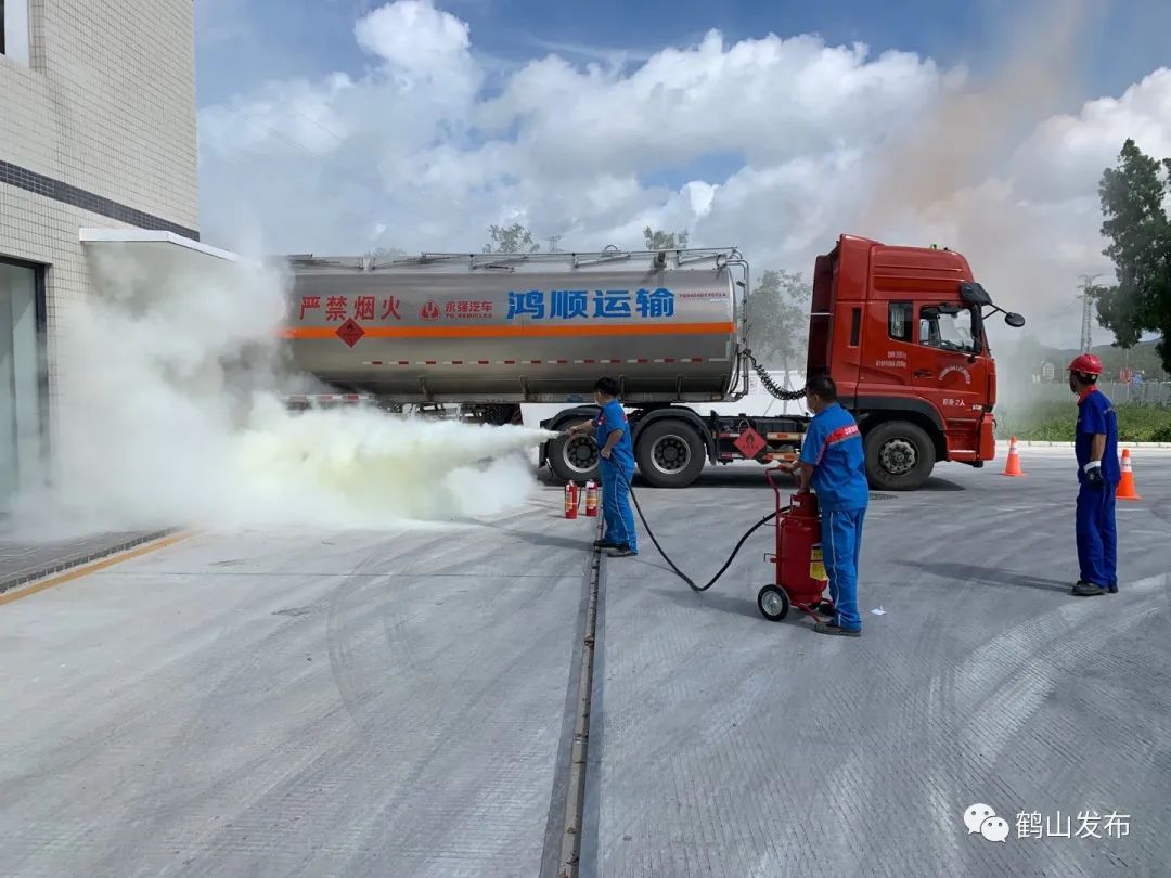 共和一加油站油罐车突然着火消防人员出动了