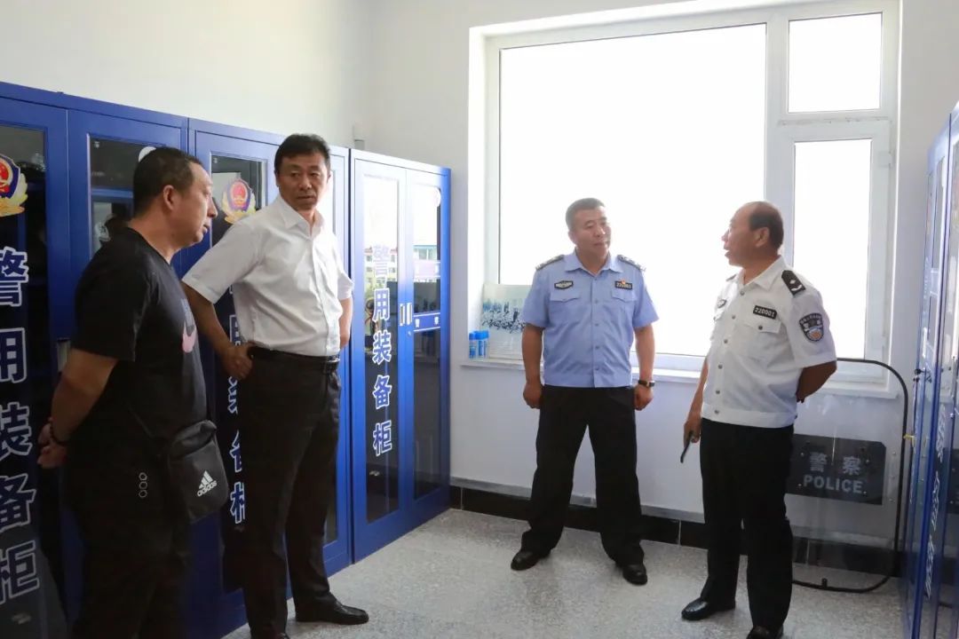 调研组首先对镇赉县人民法院的"六专四室"建设情况进行了参观指导
