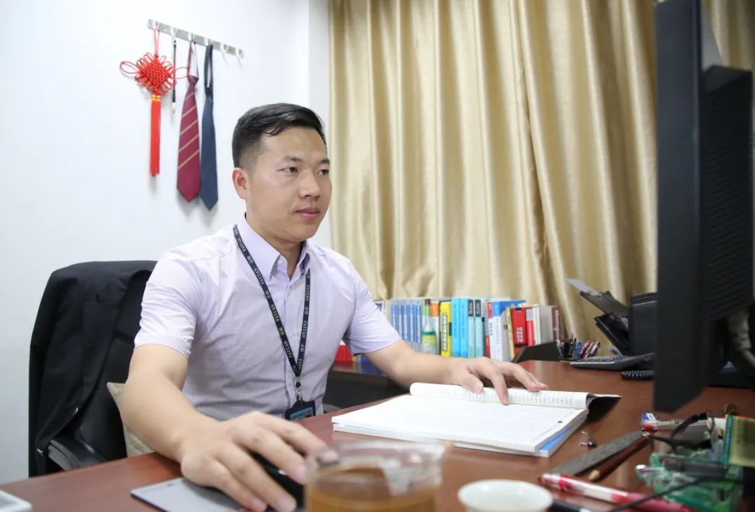 他是南庄法庭的法官鲁长江 作为法官的他 认为最能代表自己的是?