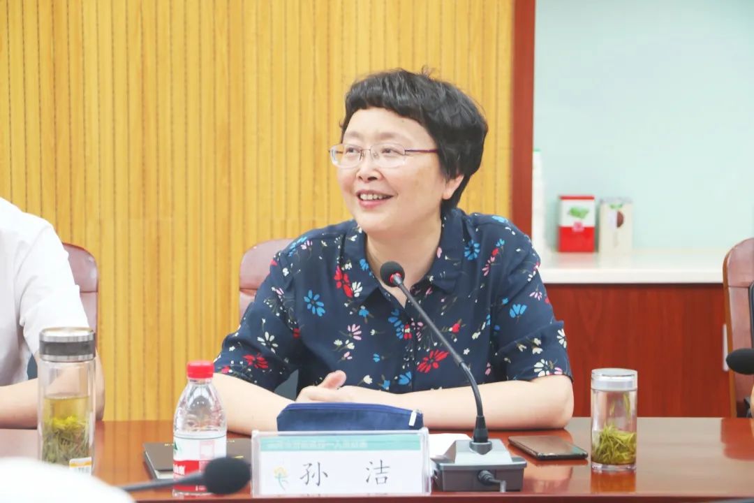 助力疫情防控民建杭州市委会向富阳捐赠一辆负压救护车