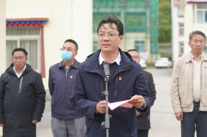 孔勇宣读《关于十二届县委第110次常委会研究同意的干部人事任免决定