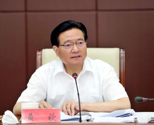 黄钦:把握常态化要求严格落实疫情防控措施 突出高质量导向全面推动