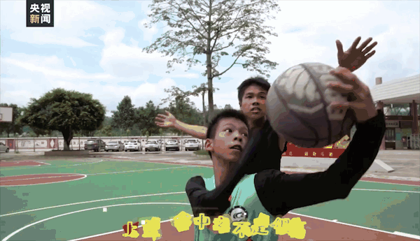 独臂篮球少年CBA复赛为易建联跳球，赛前的这一