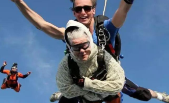 102岁奶奶4300米挑战高空跳伞竟为了她心爱的女儿
