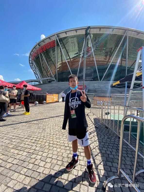 昨日篮球少年张家城受邀参加cba复赛仪式并担任跳球嘉宾