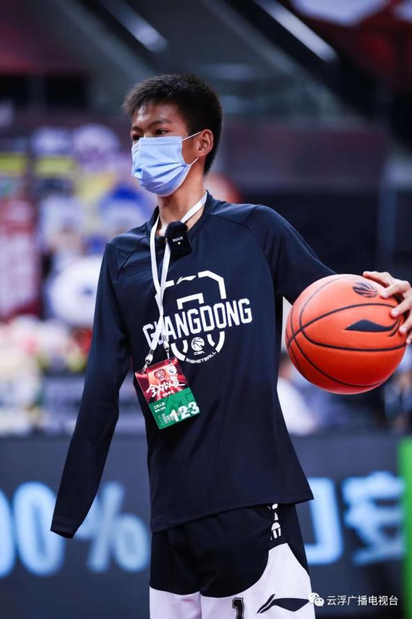 昨日篮球少年张家城受邀参加cba复赛仪式并担任跳球嘉宾