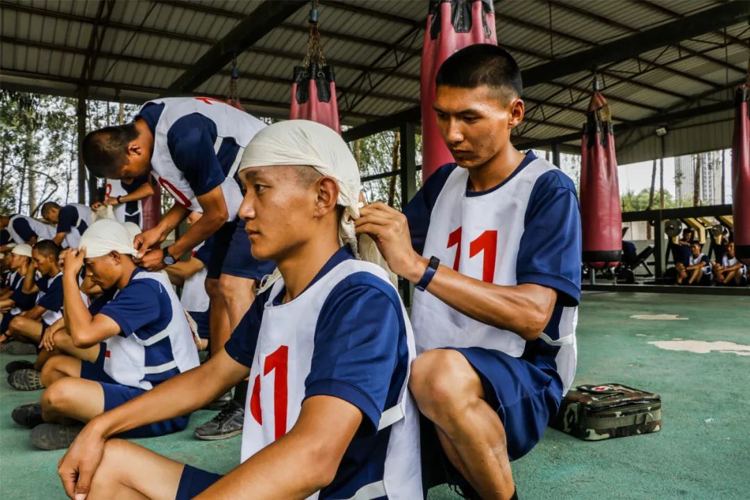 仰卧起坐,5000米跑100米跑,徒手组合组合8个课目一次性全部考完这对