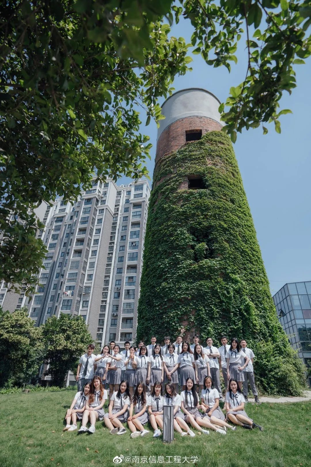 小玩偶,卡通頭飾少女元素統統羅列過來△南京工業大學時代姐妹花一起